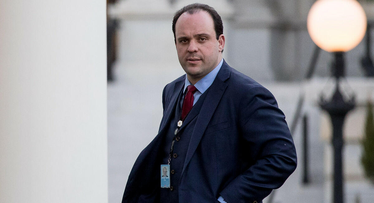 Trampın müşaviri İFŞA OLDU: Yeni administrasiya üçün vəzifələri pulla 